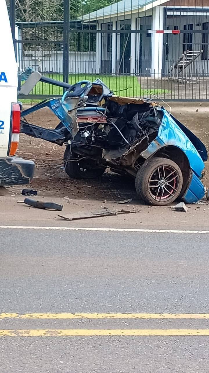 Un aparatoso choque entre dos carros dejó uno de estos partido en pedazos y cobró la vida de una persona. Foto: Tomada de redes sociales