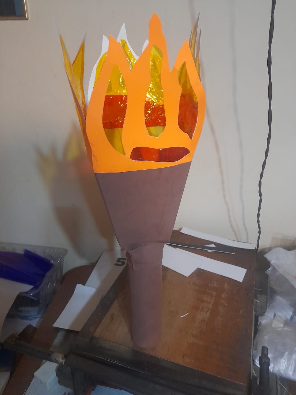 Diego Vargas es vecino de Goicoechea y farolero de hace muchos años quien nos confirma que está sudando la gota gorda con la fabricación de faroles y que las ambulancias y las antorchas de Juan Santamaría es de lo que más le piden