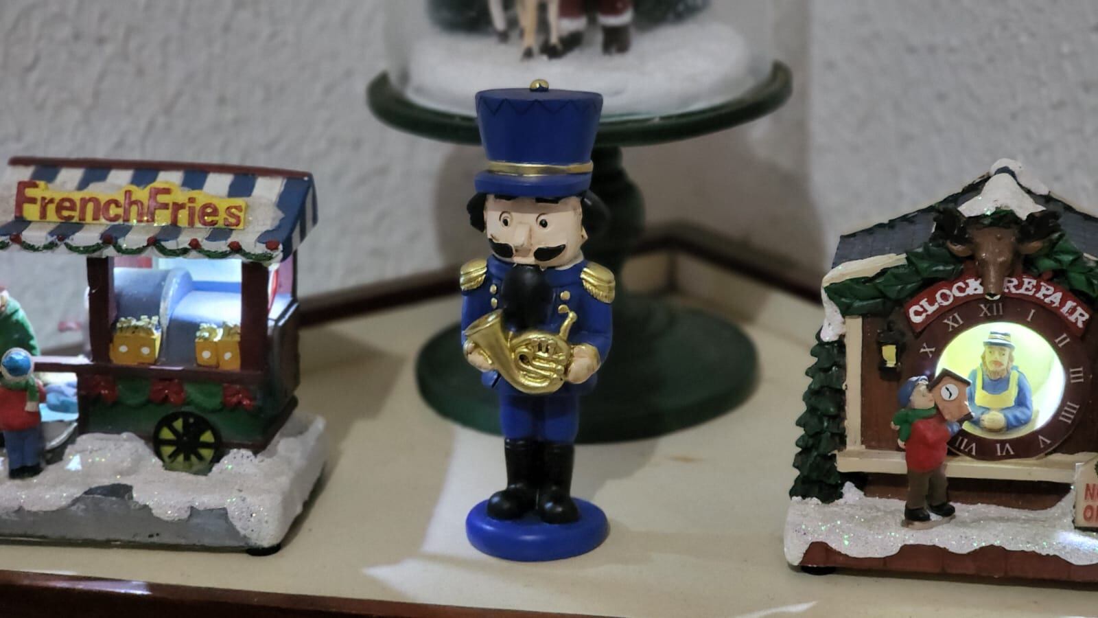 En Lagunilla de Heredia hay una casa que desde el pasado 16 de setiembre ya huele a navidad en todos sus rincones porque doña Laura Barrientos Brenes la adornó completamente