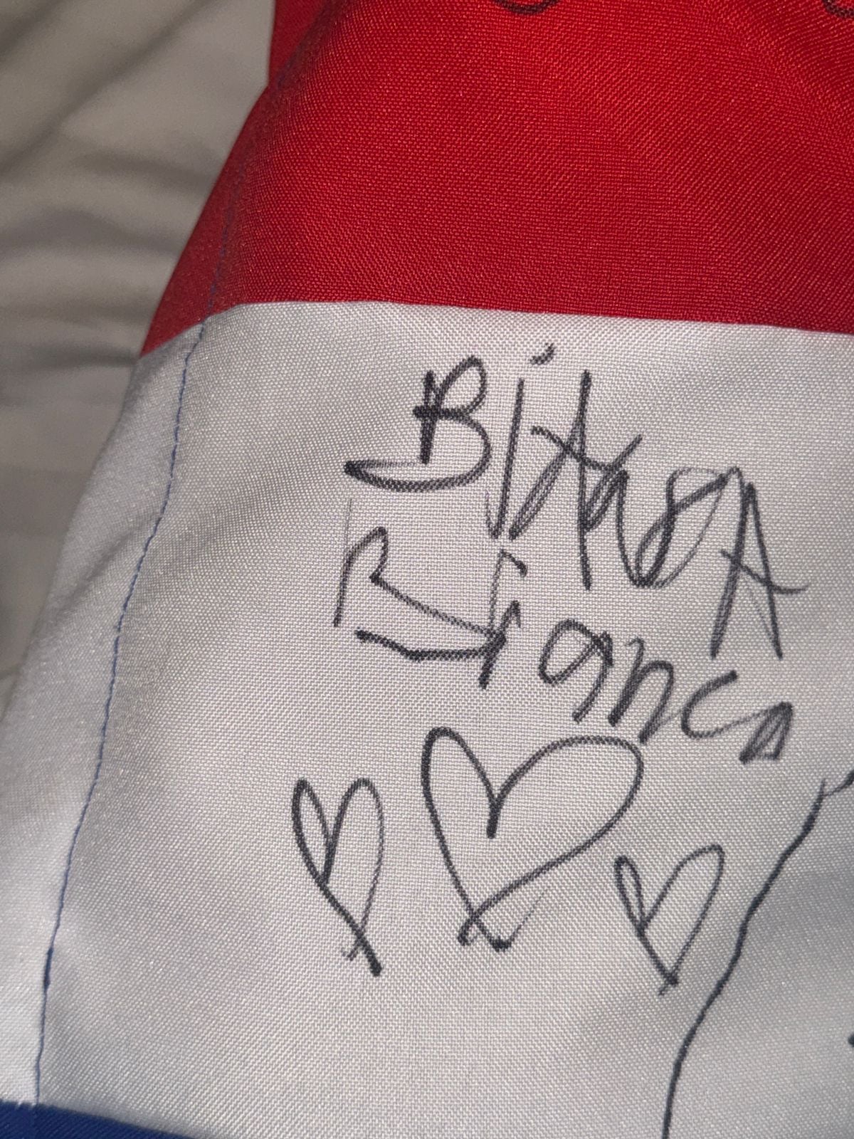 Antuan Pereira y su mamá Stephanie Portuguez estuvieron en el concierto de Kanye West en México este 30 y 31 de enero y lograron que el rapero firmara la bandera de Costa Rica.