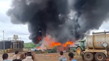 Bomberos tratan de controlar incendio en una gran bodega