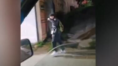 Sujeto sufrió vergonzosa situación al tratar de tachar carro y ahora lo busca el OIJ