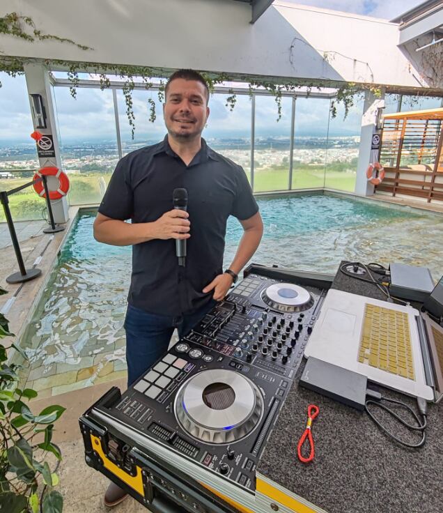 Bryan Chacón, mejor conocido como El Guapileño, locutor de la emisora La Caliente