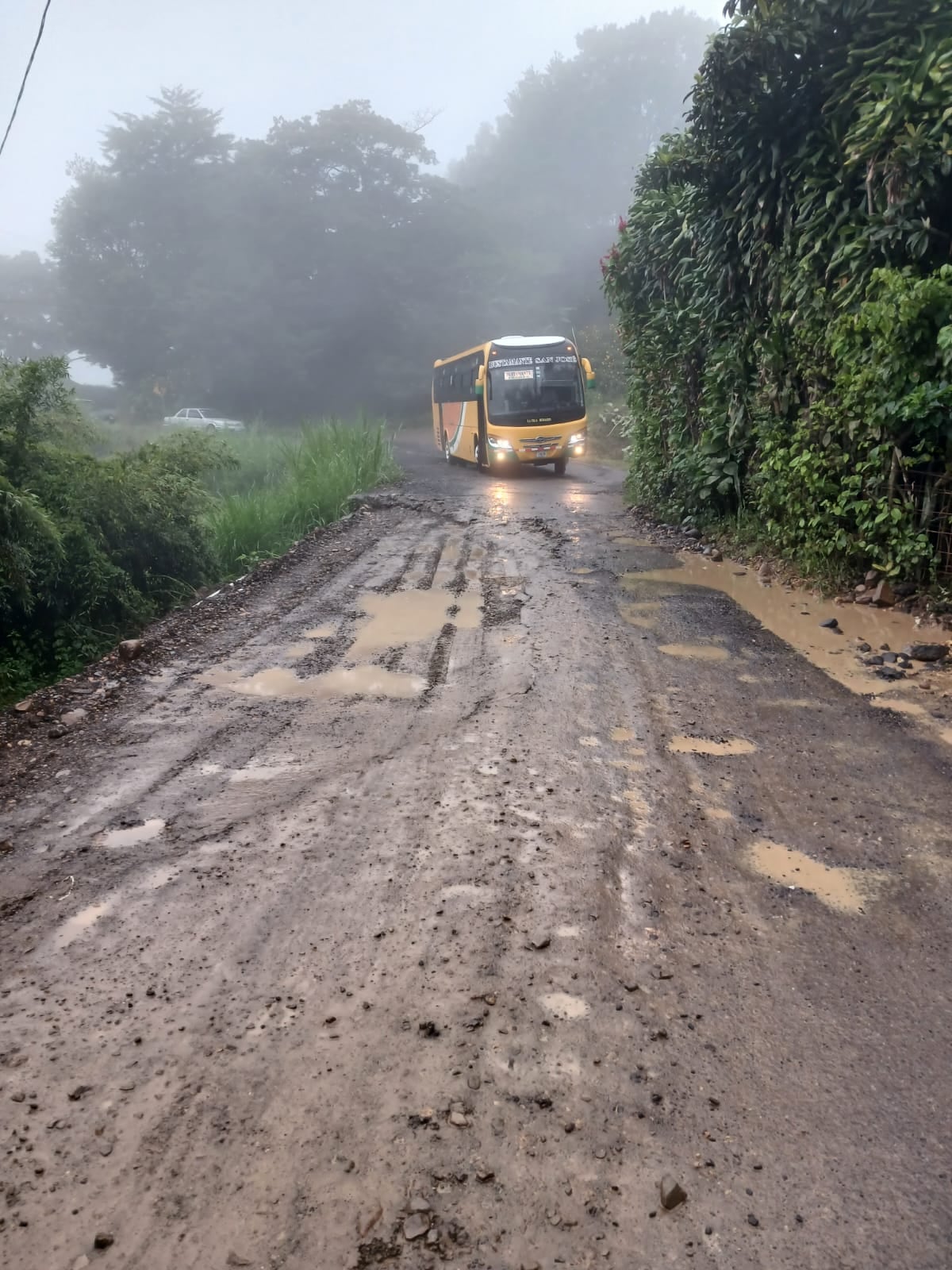 Choferes de bus de la ruta San José - Bustamante de Desamparados deben hacer una maniobra muy cuidadosa al momento de pasar por este hundimiento.