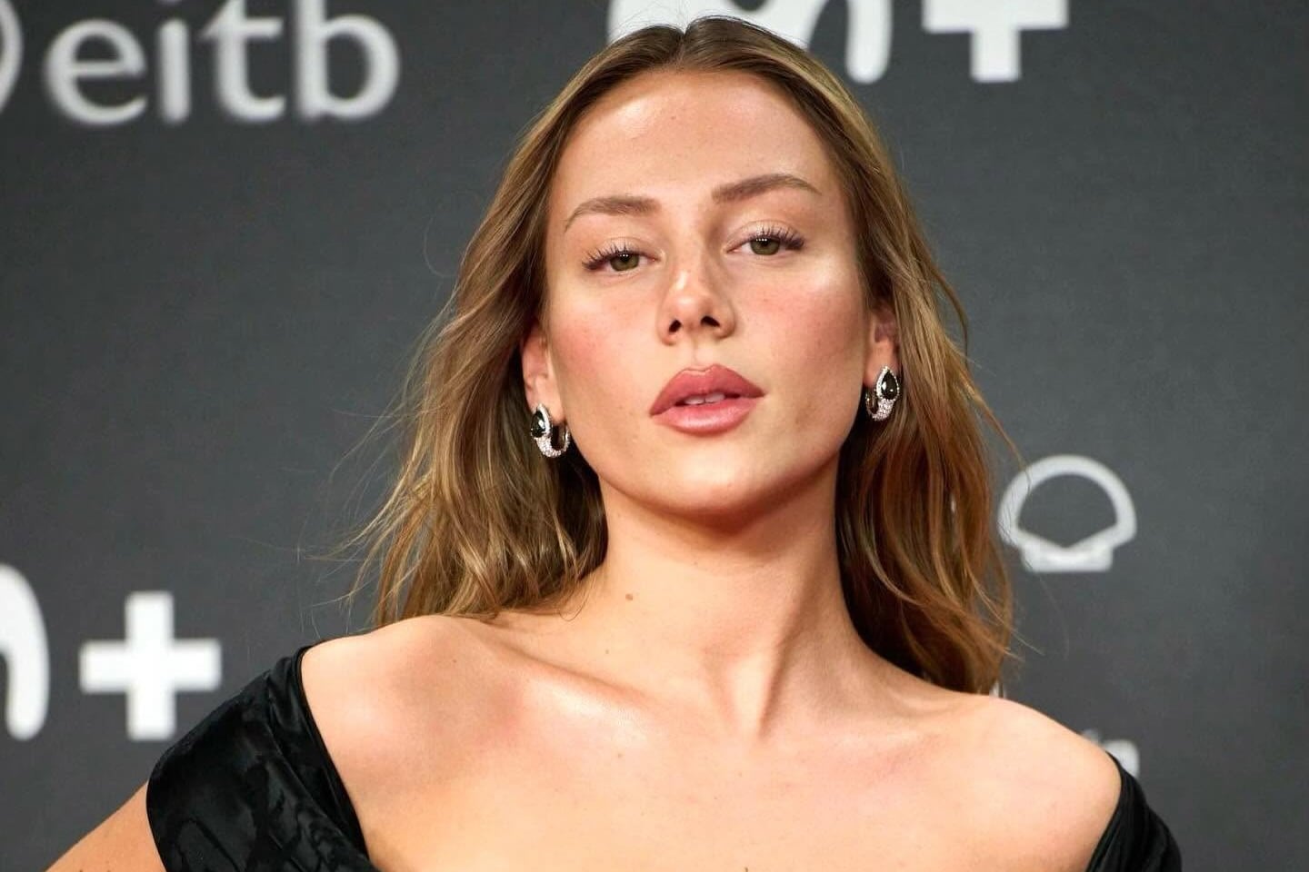 Ester Expósito se refirió a la canción de J Balvin en la que menciona su nombre.