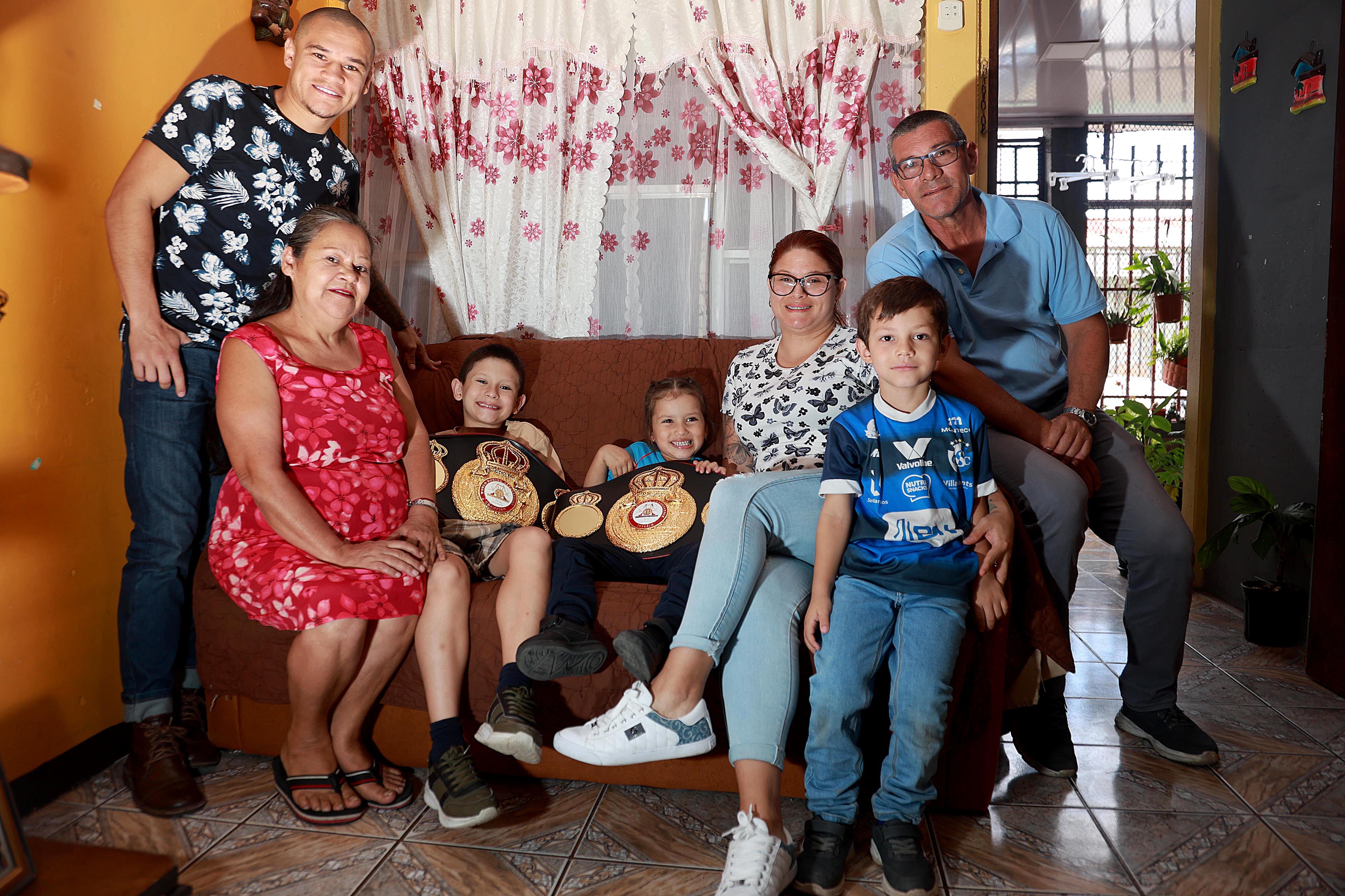 25/04/2024    Cartago. David “Medallita” Jiménez, quien recientemente se proclamó en Campeón Mundial Interino Supermosca (115 libras) de la Asociación Mundial de Boxeo (AMB) se reunió con su familia en la casa de sus padres y habló de su carrera, sacrificios y logros, y de su futuro como boxeador profesional. Foto: Rafael Pacheco Granados