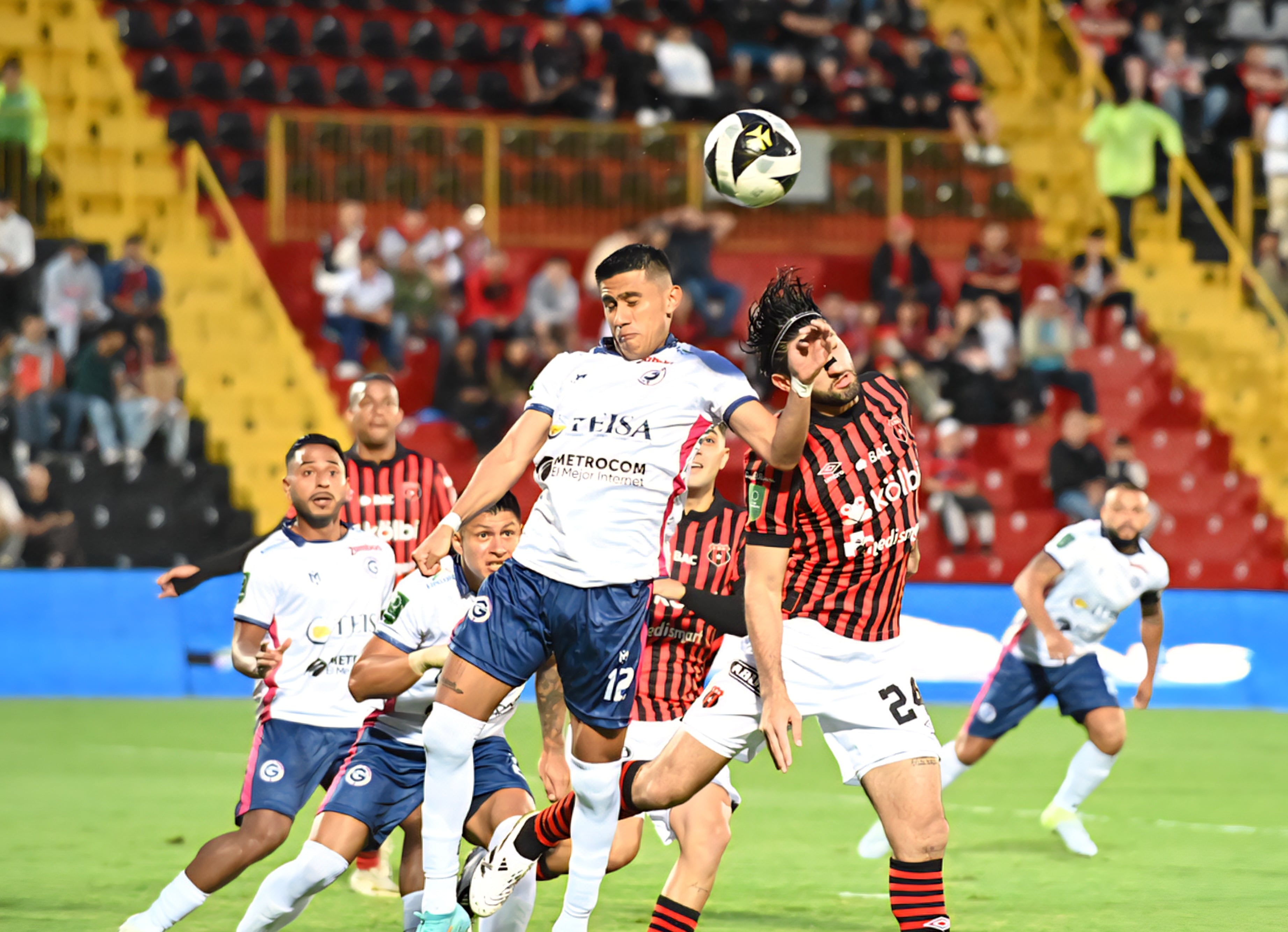 03 de agosto del 2025. Estadio Alejandro Morera Soto. 18:00 hrs. Jornada 2 del Torneo de Apertura 2025 del Campeonato Nacional de fútbol de Primera División. La Liga Deportiva Alajuelense (LDA) enfrenta como local al Guadalupe F.C. En la foto: Ambiente previo al juego, directores técnicos Oscar Ramírez y Fernando Palomeque, acciones del juego. Foto: Albert Marín.