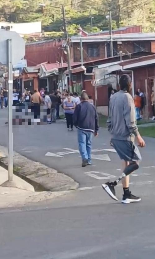 Carlos Andrés Tencio Romero, de 24 años, asesinado en un lío pasional en Tobosi, Cartago, el martes 7 de julio del 2026, el sospechoso de apellidos Guevara Cerdas, de 35 años, regresó a la escena del crimen. Foto: Captura de video