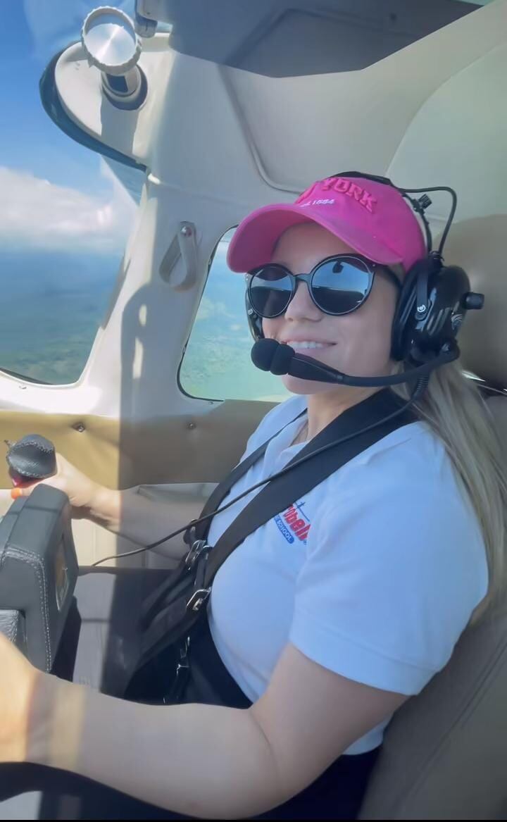 Sofía Chaverri está feliz disfrutando de su pasíon por los aviones