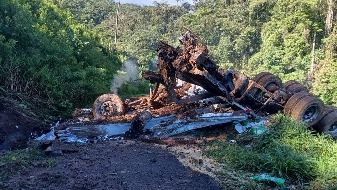El camión quedó completamente despedazado tras caer al guindo.