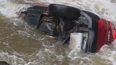 Cruz Roja busca a tercera persona que estaría atrapada en carro que cayó a catarata de La Paz