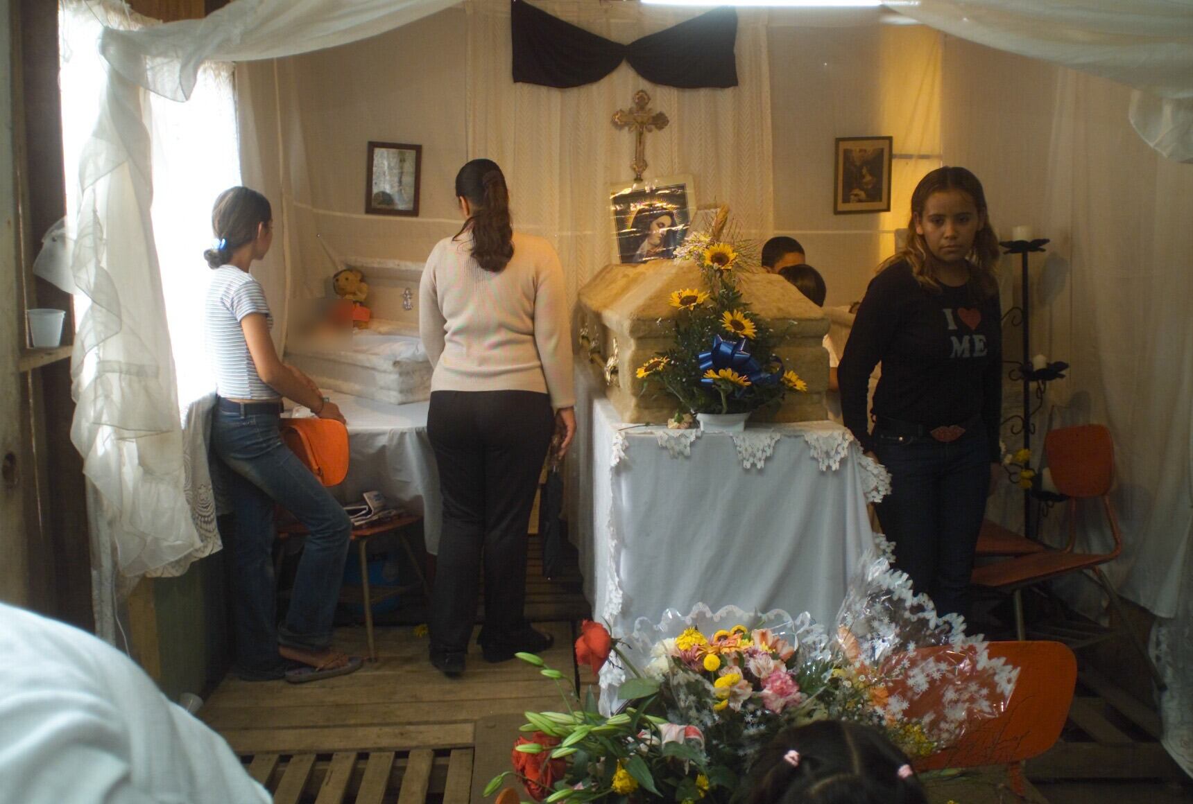 Mujer e hijas asesinadas en el Triángulo de la Solidaridad en el año 2003. Foto Archivo.