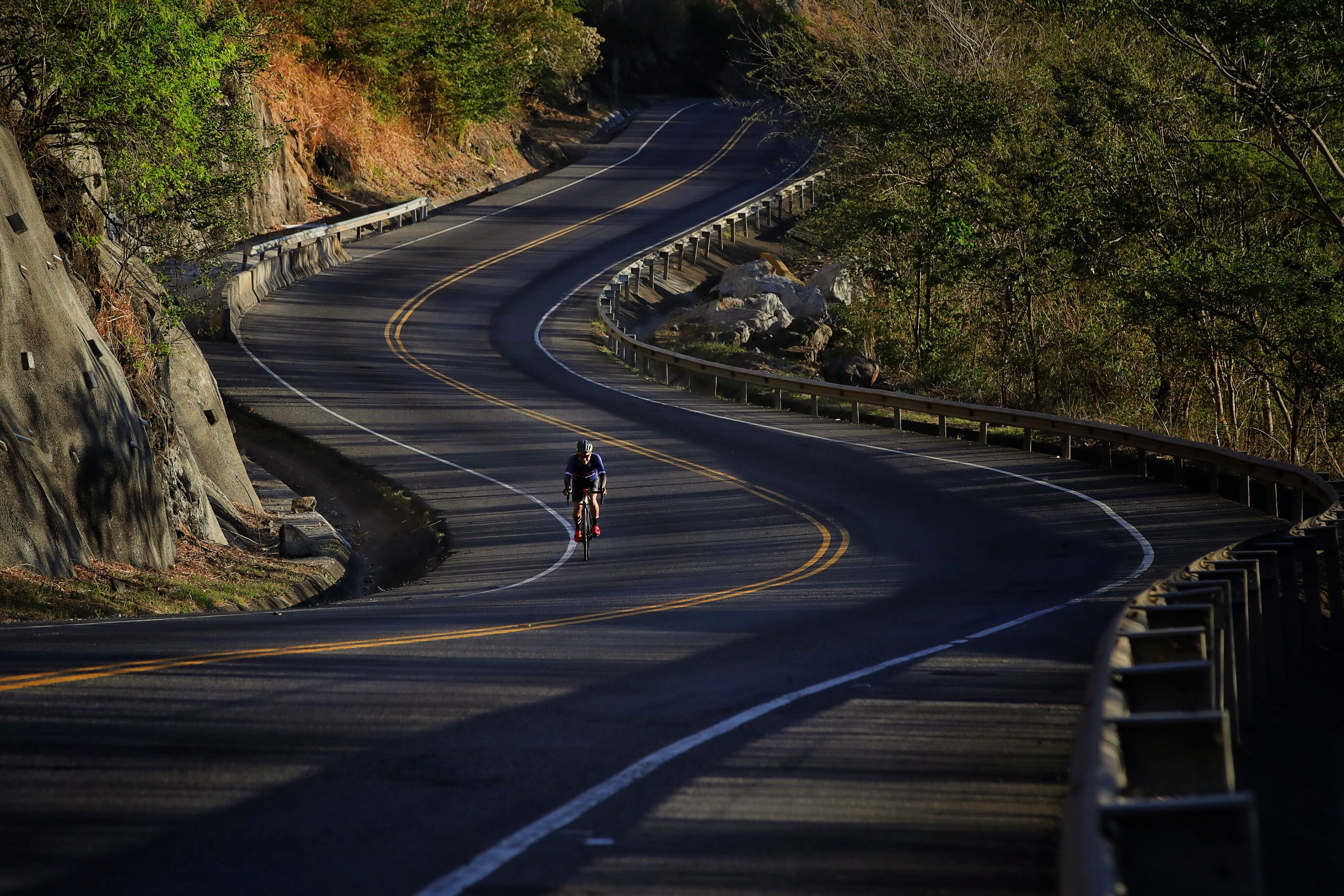 12/02/2023/ Carrera Gran fondo Andrey Amador / Un ciclista cruza un tramo de la Ruta 27 durante la carrera del  Gran Fondo Andrey Amador 2023. Lo que hace especial para mi esta imagen es que por esta ruta es prohibido el transito de bicicletas, y este corredor tuvo la fortuna de poder cruzar este bello escenario totalmente solo teniendo en cuenta que eran miles de participantes. También aspectos como el paisaje y calidad de luz jugaron un papel importante. Creo que es muy difícil volver a conseguir esta imagen, para mi muy significativa por todo el contexto / Foto John Durán para GDA
