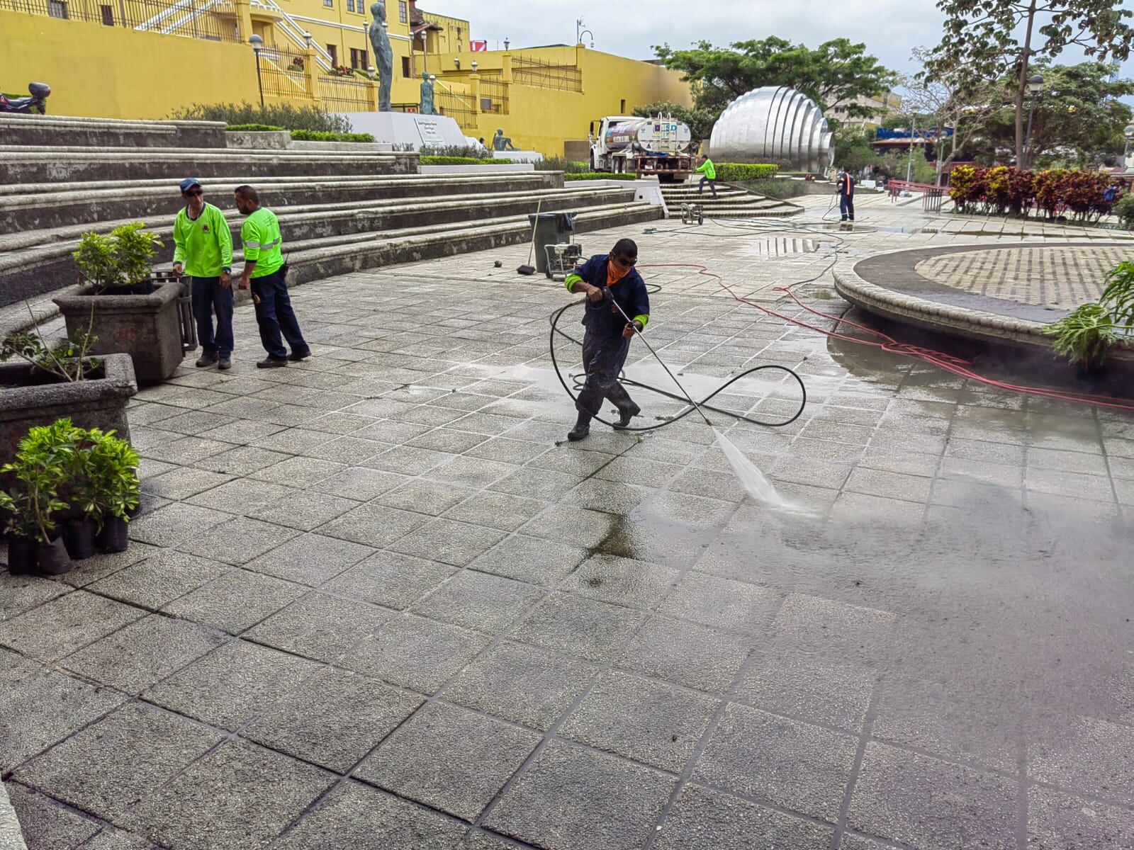 La Plaza de la Democracia recibió una muy buena maquillada a partir del 5 de mayo del 2022 para el traspaso de poderes del 8 de mayo cuando Rodrigo Chaves Robles reciba la banda presidencia de Carlos Alvarado