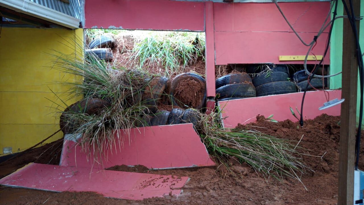 Cocinera sufre porque su casita esta a punto de venirse a bajo por culpa de las lluvias. Foto Keyna Calderón.