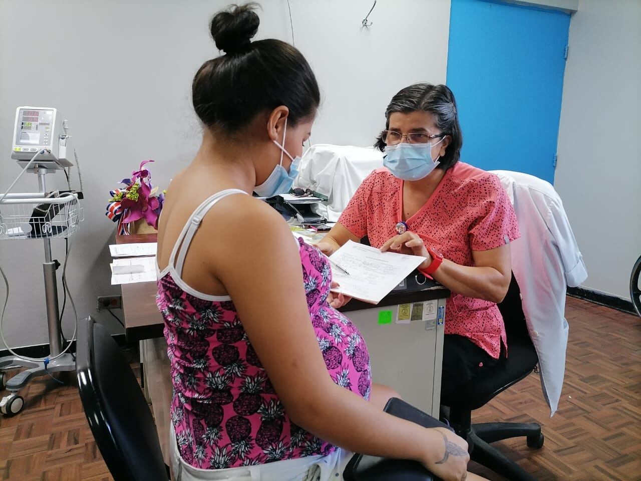 María Julia Ugalde Pérez, de 52 años, y con 27 años de servicio en la Caja. Es una trabajadora ejemplar que hasta saca de su propia plata para comprar detallitos para las futuras madres que llegan a diario al servicio de perinatología del hospital San Carlos.