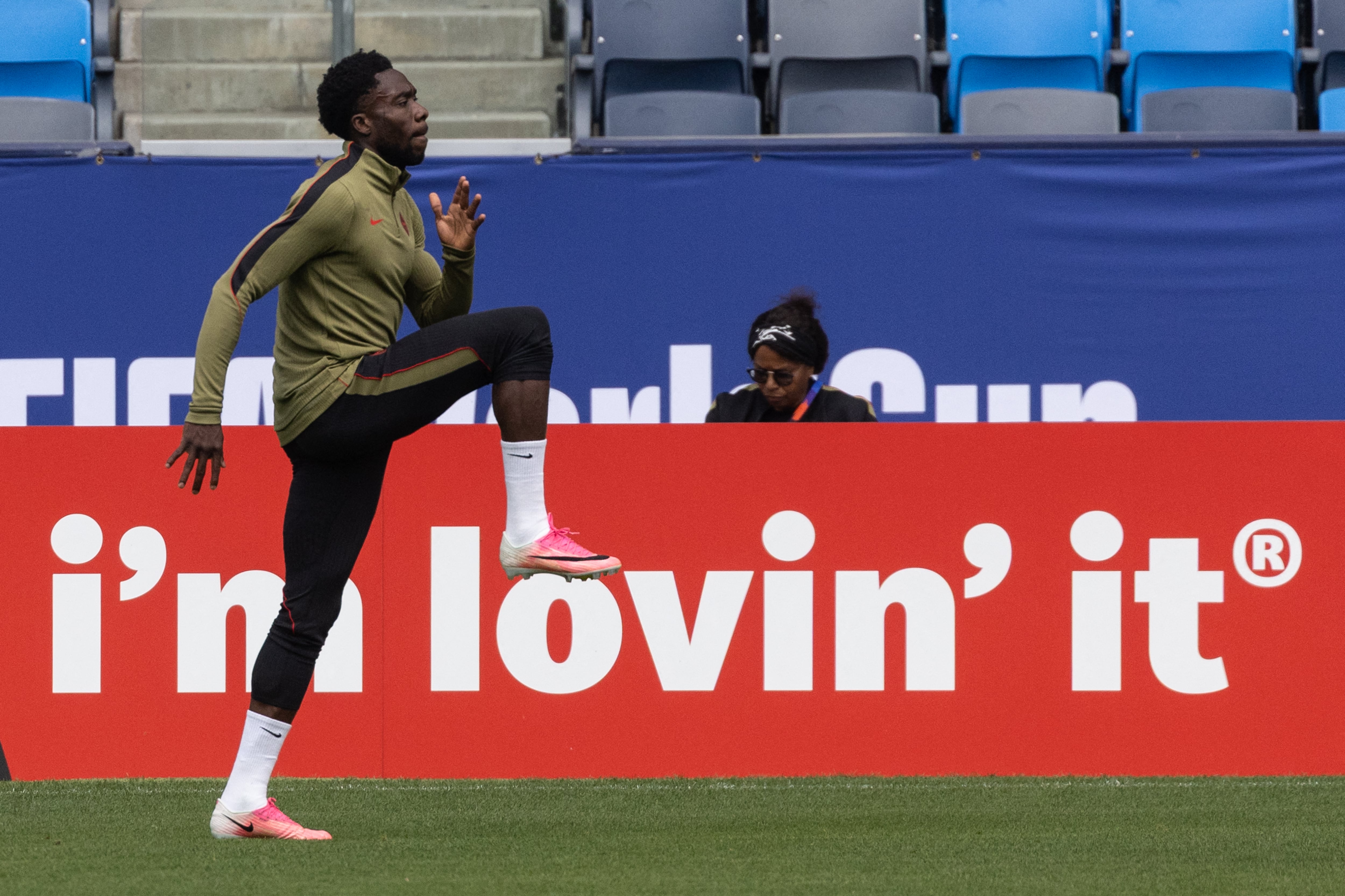 El delantero canadiense Alphonso Davies participó en el entrenamiento el día antes de enfrentar a Sudáfrica por la segunda fase del Mundial 2026.
