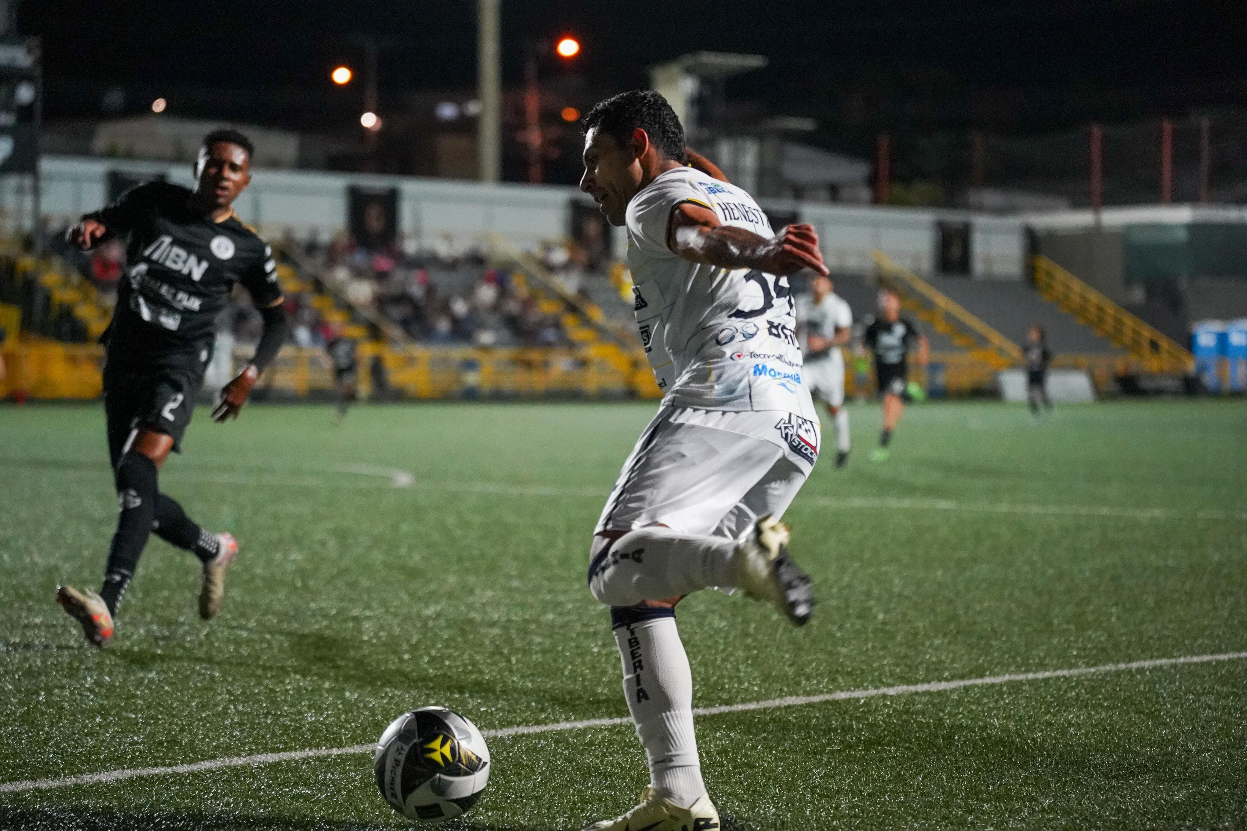 Sporting sacó un puntazo en casa, ante un Municipal Liberia que le cuesta carburar. Prensa Liberia.