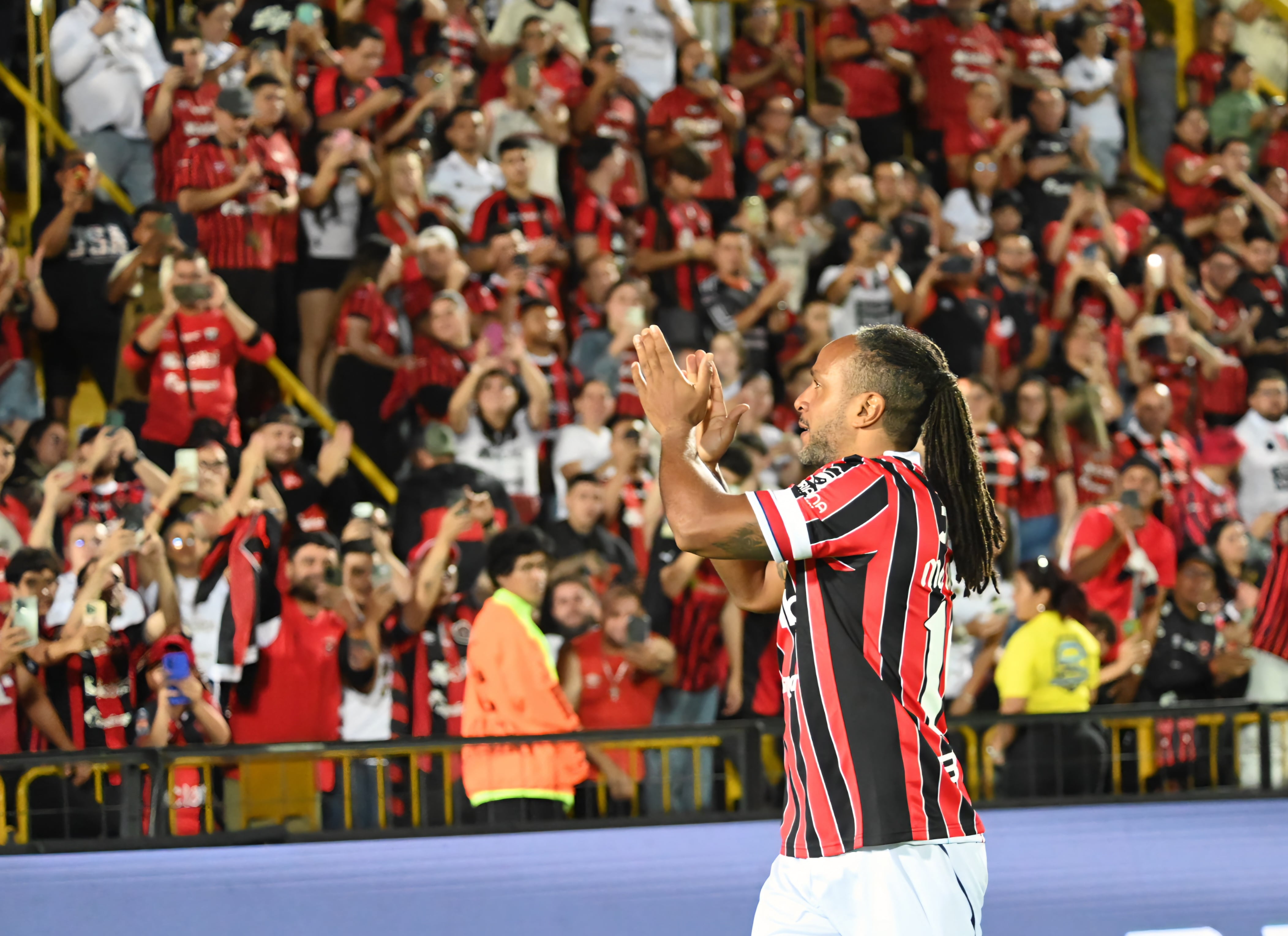 23 de agosto de 2026. Estadio Alejandro Morera Soto. 18:00 hrs. La Liga Deportiva Alajuelense juega contra la Asociación Deportiva San Carlos en partido correspondiente a la jornada 5 del Torneo de Apertura de la Liga Promérica. Otro dato relevante del juego es el retiro oficial del delantero Jonathan McDonald del fútbol. En la foto: Ismael Rescalvo técnico de la liga y Walter Centeno de San Carlos. Retiro del jugador Jonathan Mcdonald. Jugadas relevantes del partido. Foto: Albert Marin