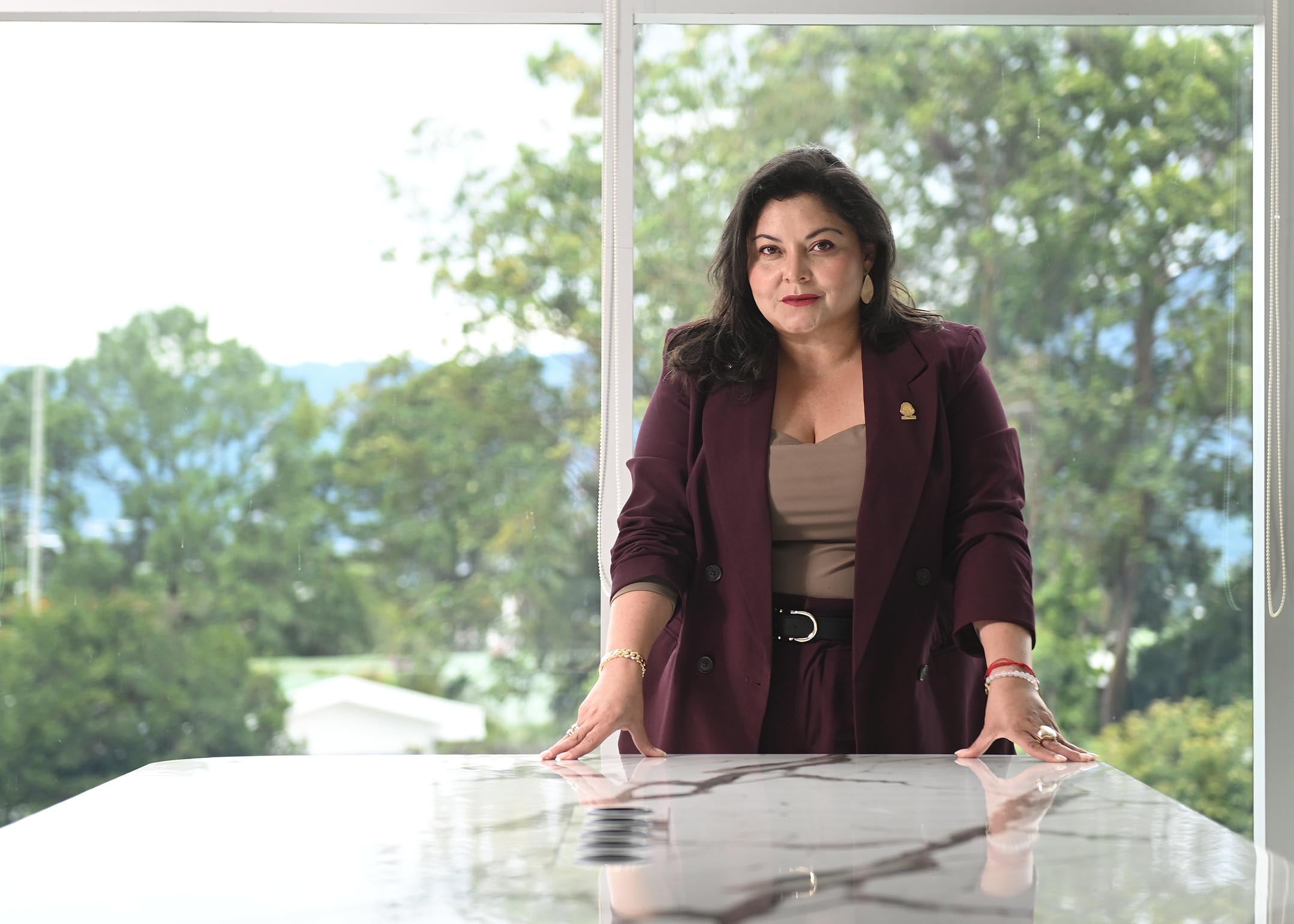 17 de junio del 2025. Oficinas centrales del Instituto Nacional de la Mujer (Inamu) en San Pedro. 10:00 hrs. Entrevista a la ministra de la mujer, Cindy Quesada, para la Revista Dominical. En la foto:  Retratos de la ministra  y algunas fotos durante la entrevista. Foto: Albertr Marín