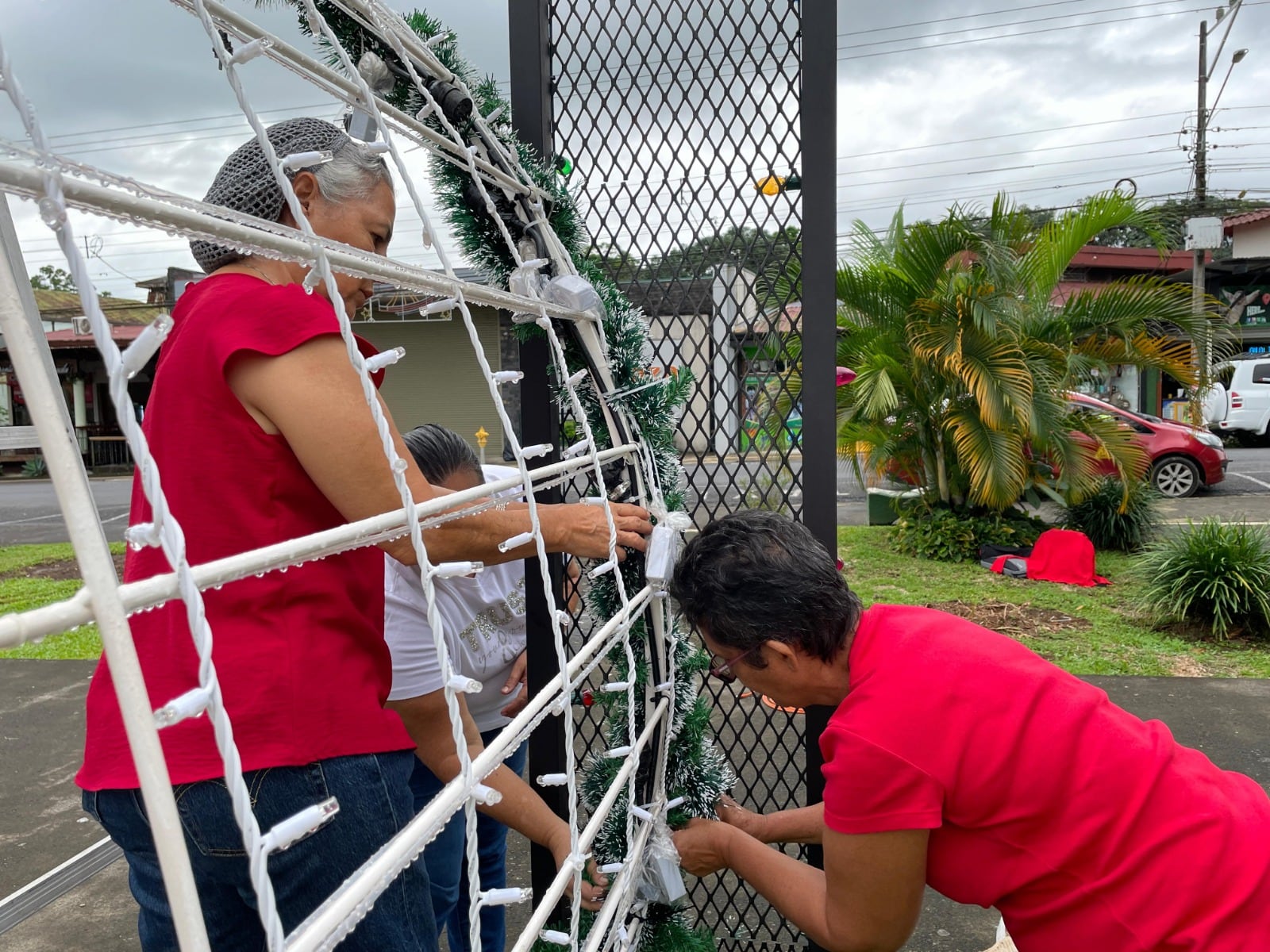 En La Fortuna de San Carlos la Navidad se adelantó. Este sábado 15 de noviembre, a partir de las 6:00 p.m., el Parque Central se transformará en un espectáculo de luz y color con la tradicional iluminación navideña