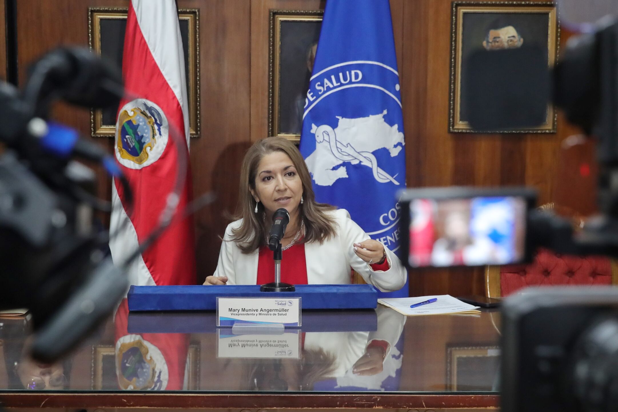 23/08/2023/ Rendición de cuentas sobre orden sanitaria que cerró programa de trasplantes de hígado en el Hospital México / en la fotografía la vicepresidenta y ministra de salud Mary Munive y Marta Eugenia Esquivel presidenta ejecutiva de la CCSS / foto John Durán