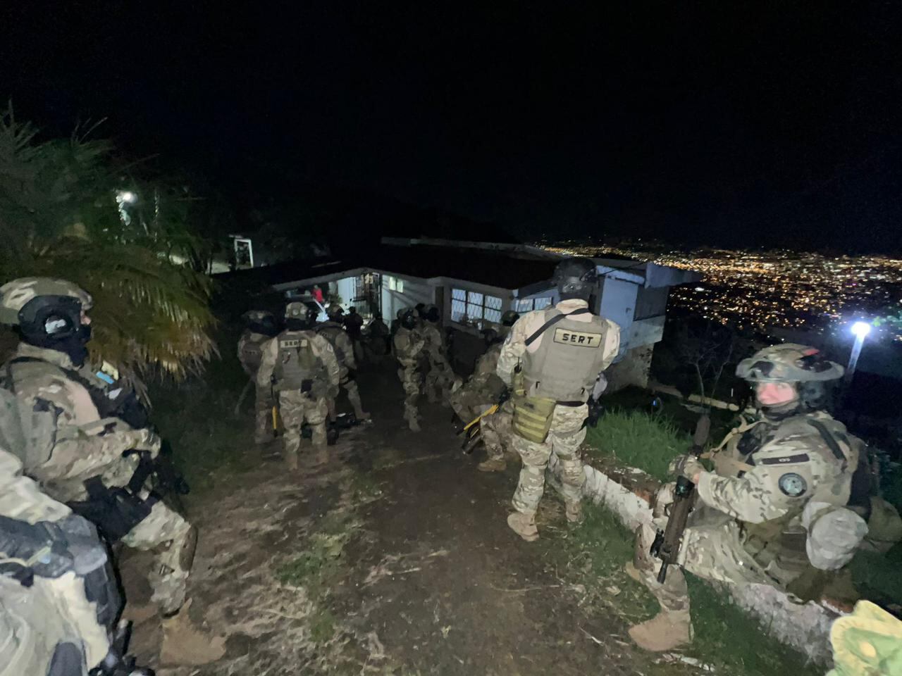 Cuatro policías y una funcionaria judicial fueron detenidos en allanamientos en Acosta  y Aserrí para desarticular grupo narco