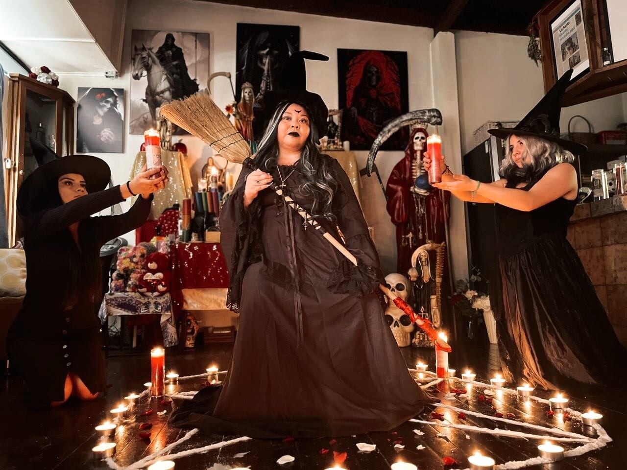 El 24 de junio habrá reunión de brujas, aquelarre, en Zapote, una de las organizadoras, Mithzi Bonilla, conocida como Mithzi-Tarot, nos lo confirmó. En la foto de izquierda a derecha, las brujas Carolina Ortiz, Mithzi Bonilla y Daniela Quesada.