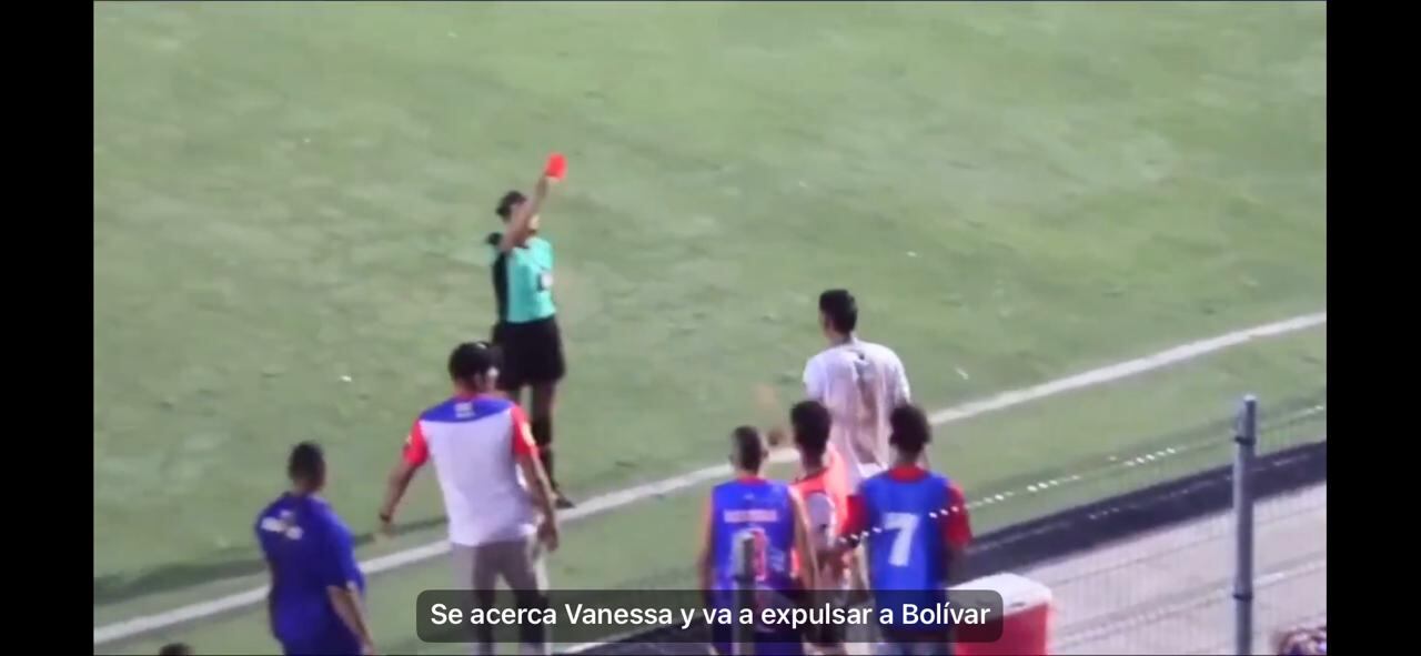 La árbitra Vanessa Ceballos fue agredida en Colombia por un futbolista.