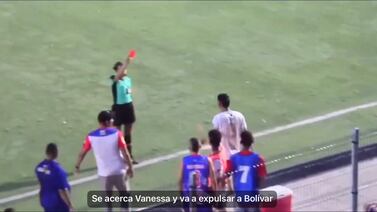 Árbitra explulsó a jugador y este le pegó una cachetada (Video)