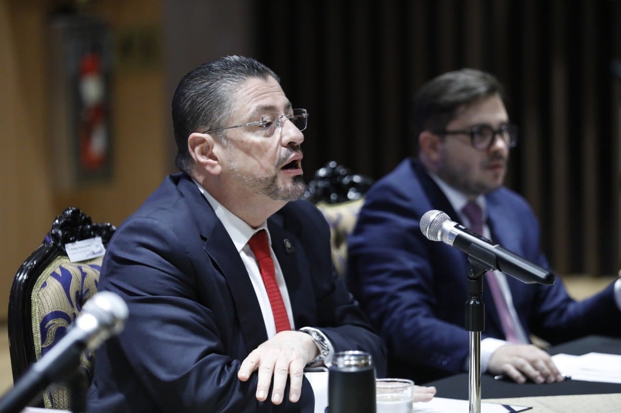 El presidente Rodrigo Chaves comparece en la Asamblea Legislativa el viernes 14 de noviembre de 2025 ante la comisión especial que estudia la solicitud del TSE de levantar la inmunidad del mandatario.