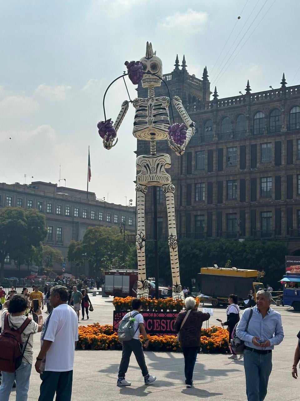 Al Zócalo de la Ciudad de México lo invadieron un sinfín de esqueletos gigantes.