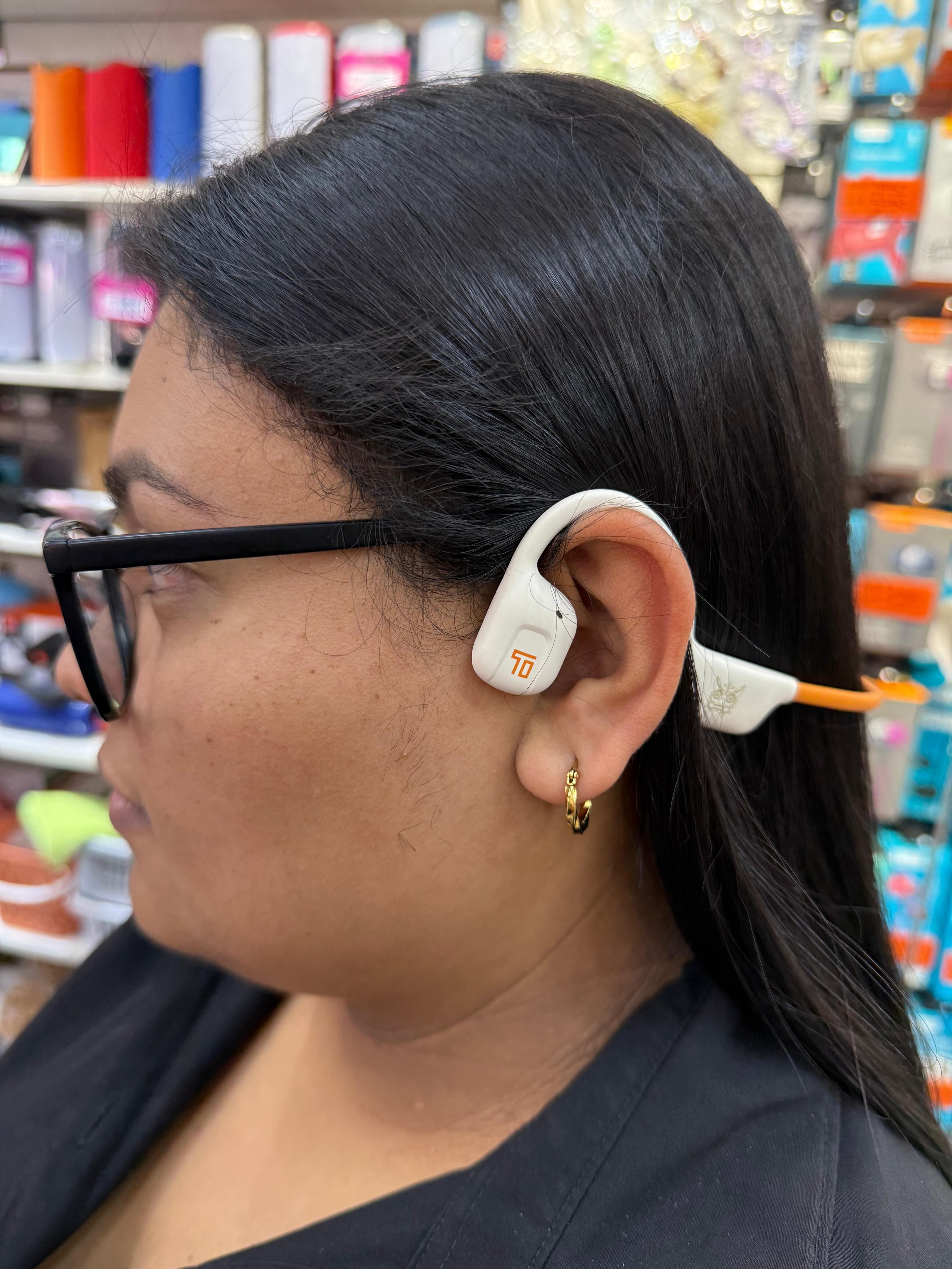 La tecnología ha evolucionado, ahora tenemos lo que el mundo está comenzando a conocer, incluida Costa Rica, como audífonos de conducción ósea, también llamados audífonos de oído abierto