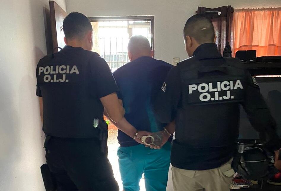 Detienen a dos hombres sospechosos de asaltar a 17 personas ofreciendo un servicio falso de taxi colectivo. Foto OIJ.