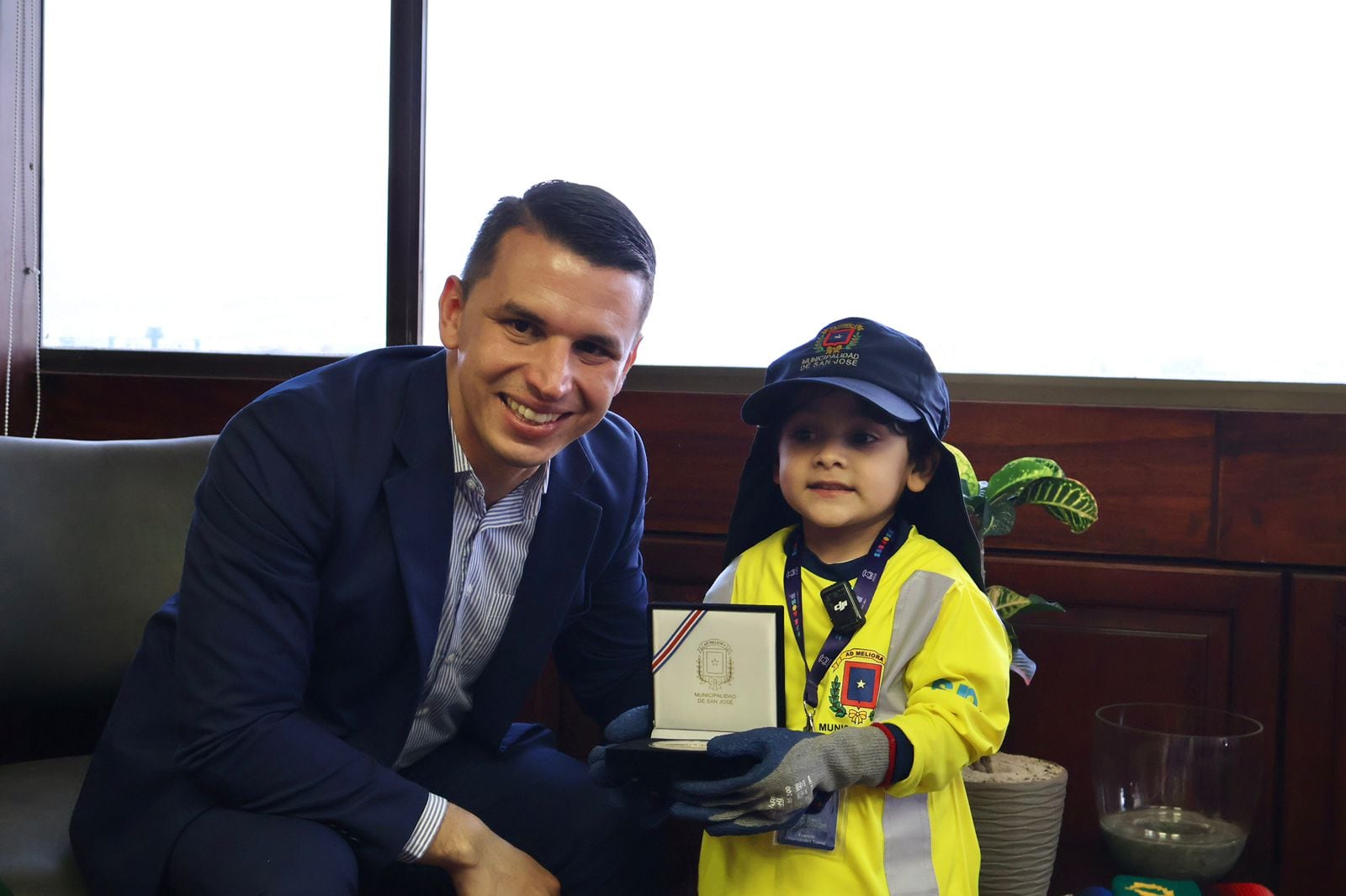 Franco Hernández, de apenas 4 años, se volvió viral tras tener un gesto solidario con trabajadores municipales de Zapote. Su video tiene más de 5,7 millones de vistas en Instagram. En la foto con el alcalde de San José, Diego Miranda