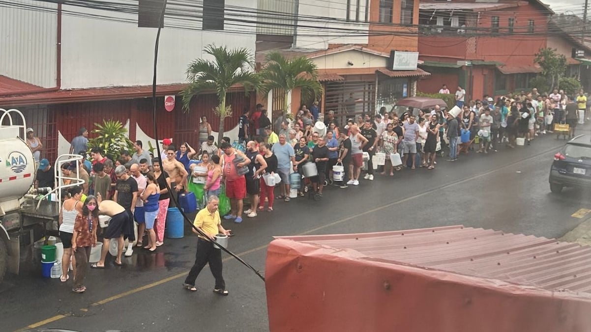 Los vecinos de Los Hatillos, según nos aseguran, están viviendo una de las peores sequías de su vida, incluso consideran que no hay ninguna diferencia entre ellos y el desierto del Sahara por la enorme falta de agua que deben sobrevivir todos los días