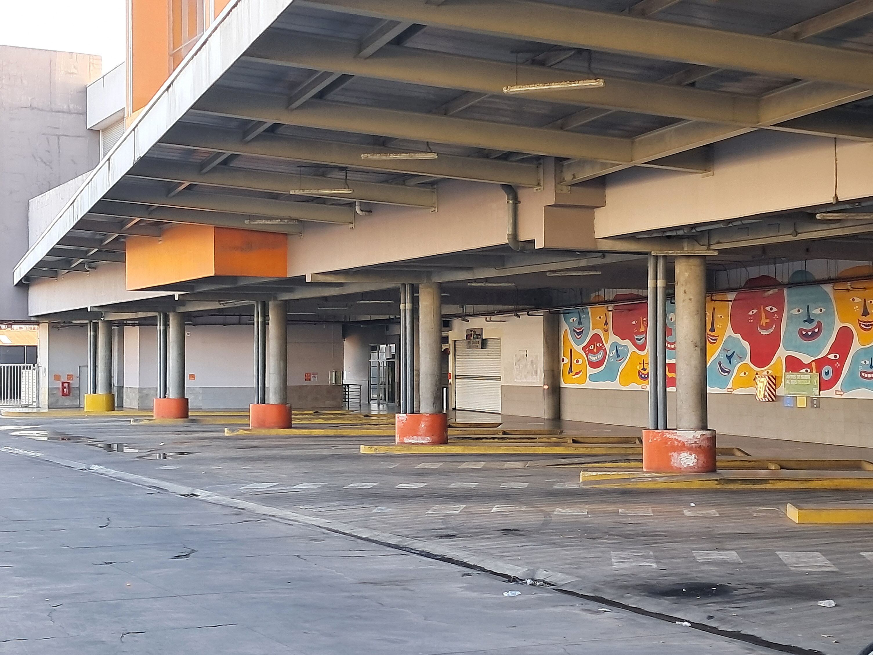 03 de mayo del 2025. San José. 07:00 hrs. Fotografías de las instalaciones de la Terminal 7 10 en San José que fue cerrada ante el translado de las paradas de autobuses a otro plantel. En la actualidad el edificio está siendo resguardado por oficiales de seguridad pero el acceso al público no está permitido. En la foto: Tomas generales de los alrededores de la terminal y fotos internas de las áreas en las que estuvo la estación de San Carlos, Nicaragua y Cóbano. Foto: Albert Marín.