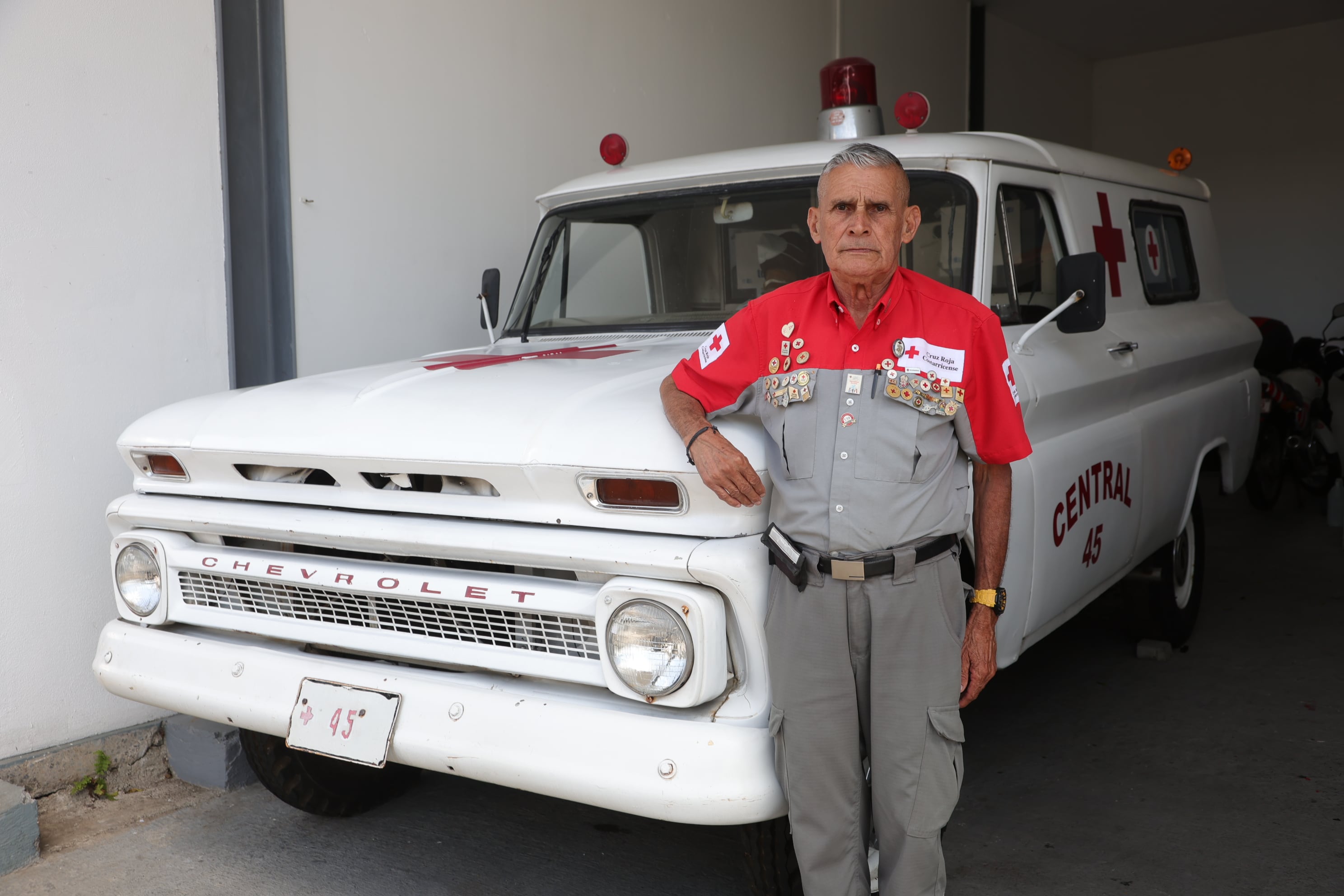 Fotos de chuzo de la semana, ambulancia de la cruz roja antigua y quien la cuida el señor José García / foto John Durán