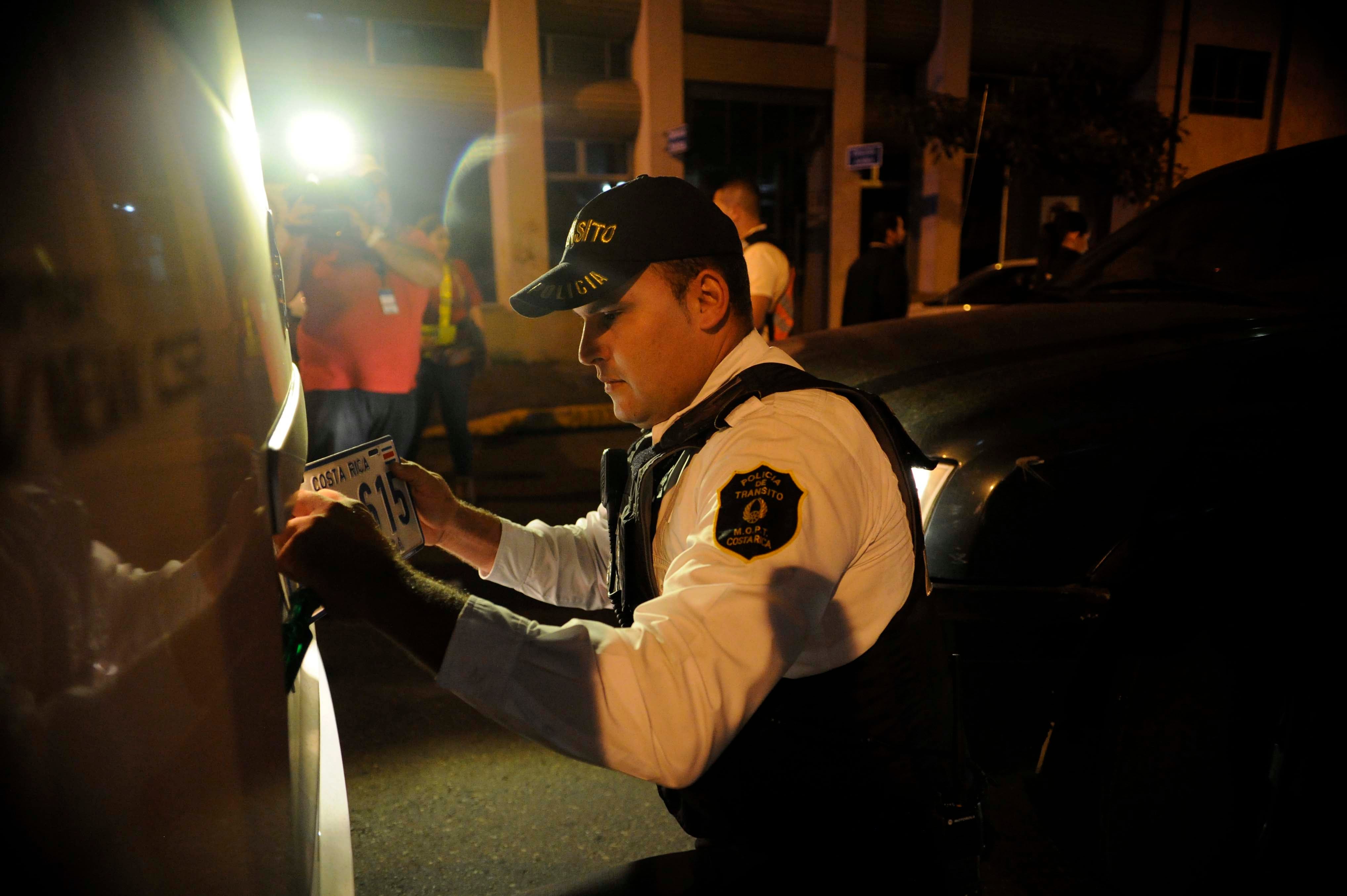 Oficial de Tránsito retira placas a un vehículo
