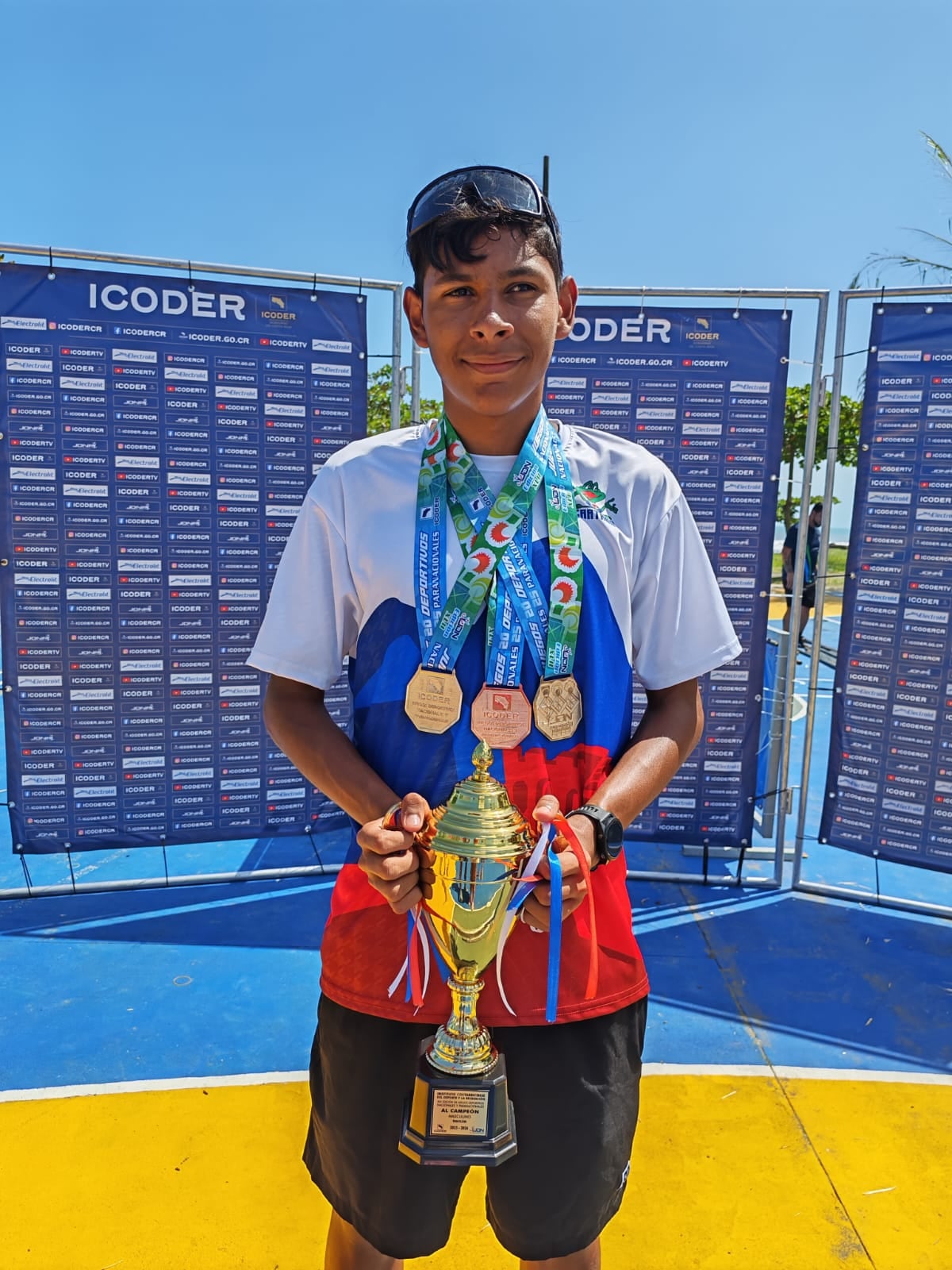 Aarón Fernández clasificó al Campeonato Mundial de Triatlón 2026 y ahora busca reunir los fondos para competir en España.