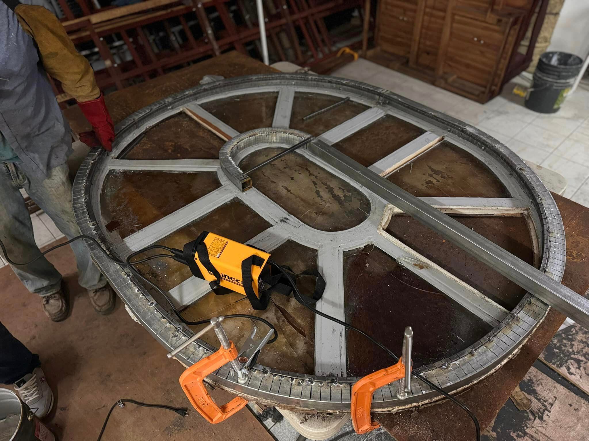 Actualmente hay trabajos de remodelación en los ventanales del techo en la basílica de Nuestra Señora de los Ángeles en Cartago