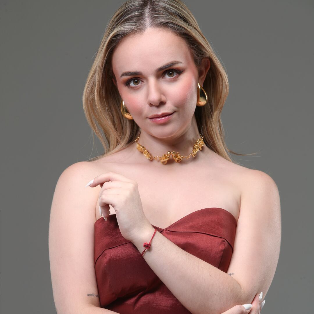 Se encargó de diseñar la página web de la colchonería y así ingresó en el mundo del mercadeo digital y comenzó a hacer campañas en redes sociales. En su primera campaña, invirtió $75 y esto le generó más de 18 millones de colones en ventas, y así le demostró a su abuelo que valía la pena digitalizar el negocio y que podía confiar en ella para hacer crecer más la fábrica