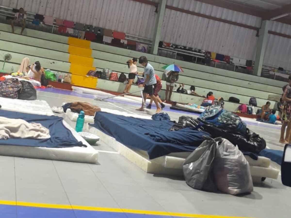 El Gimnasio Municipal de Cañas se ha vuelto el refugio de decenas de familias. Foto: Cortesía.