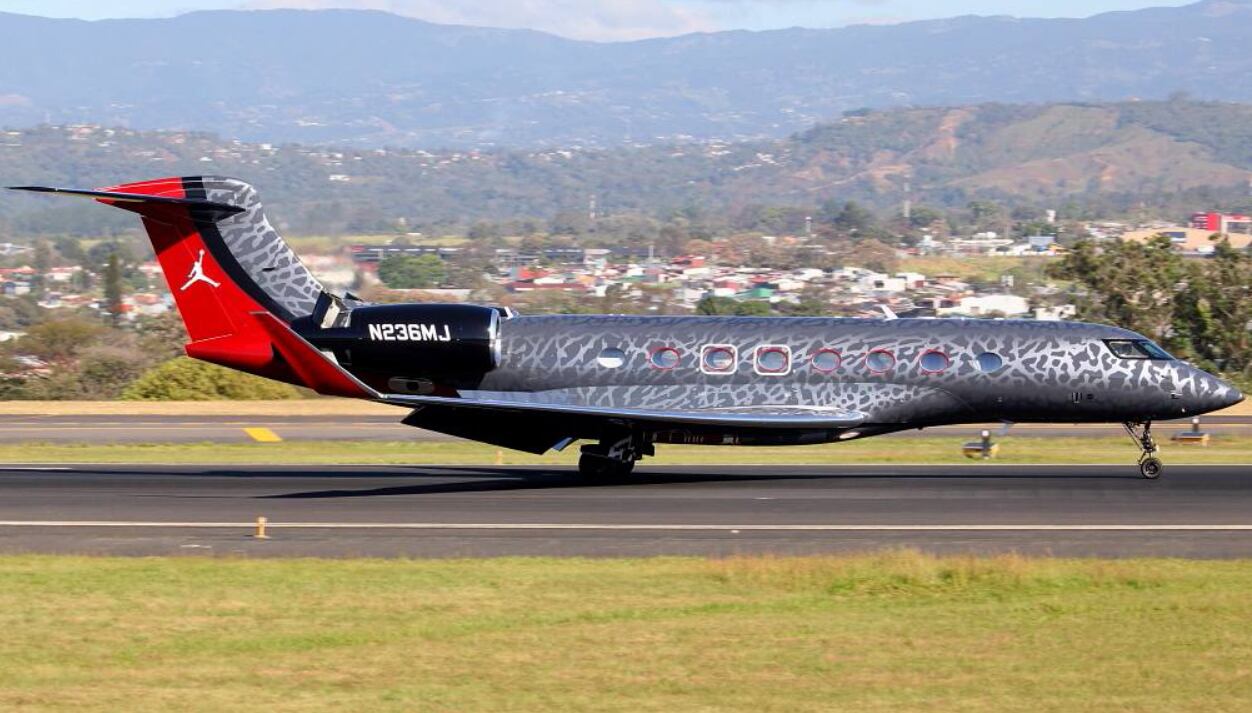 Avión privado de Michael Jordan aterrizando en el Juan Santamaría este 25 de febrero de 2025.