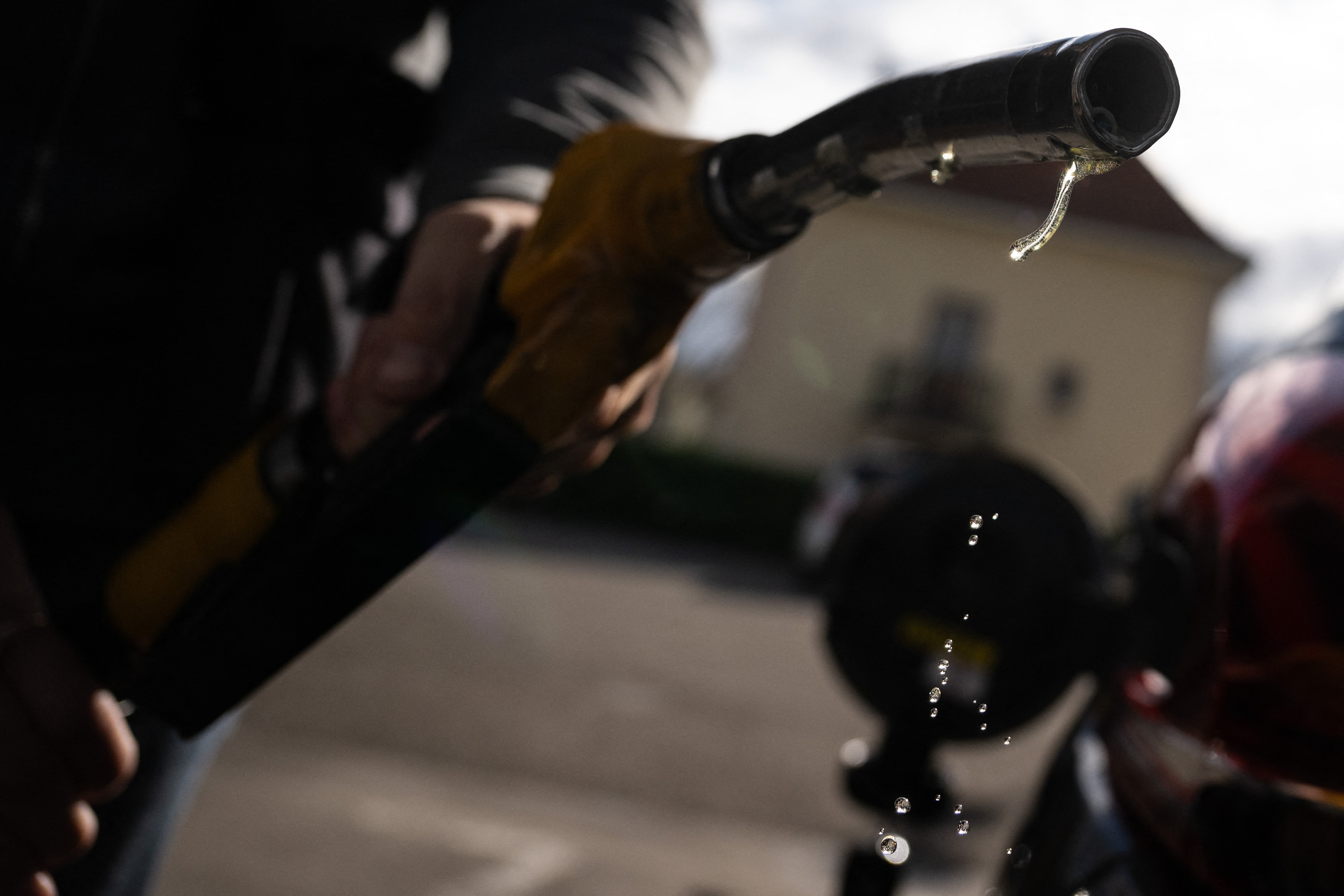 Gotas de gasolina caen de la boquilla de un surtidor en una gasolinera de Mulhouse, en el este de Francia, el 1 de abril de 2026, mientras la guerra entre Estados Unidos e Israel contra Irán, iniciada el 28 de febrero, ha sacudido los mercados mundiales de energía y valores, disparando los precios del petróleo después de que Teherán prácticamente cerrara el estratégico estrecho de Ormuz.
