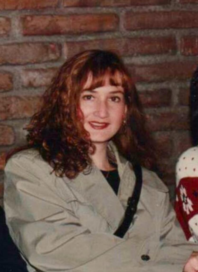 El papa Juan Pablo II bendijo a Costa Rica en dos ocasiones, una en 1983, cuando nos visitó y la segunda ocurrió 13 años después, mientras sobrevolaba el espacio aéreo nacional. En la foto la periodista Karen Dondi quien trabajó en Radio Monumental en 1996.