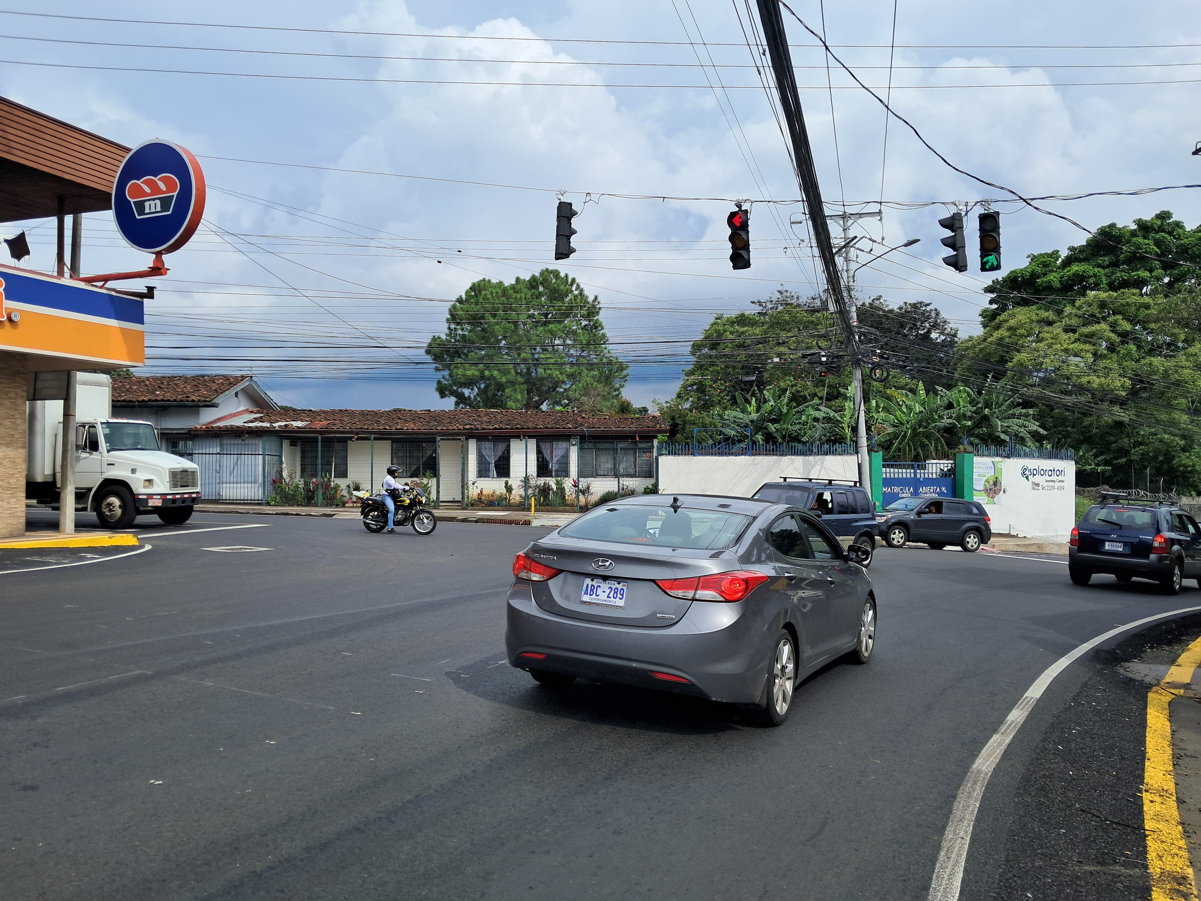 El MOPT colocó un carril para hacer un giro a la derecha, con el apoyo de semáforos para regular el tránsito en Barreal de Heredia.