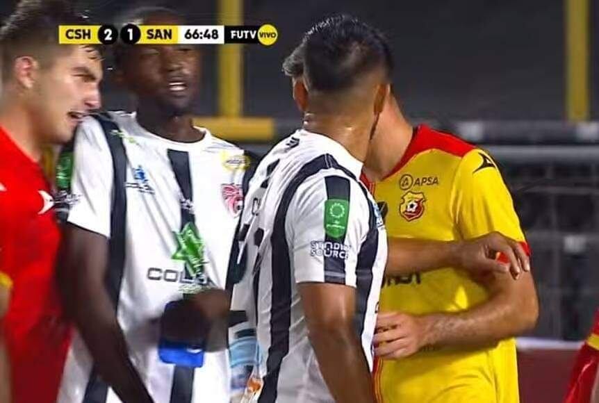El defensor Fernán Faerron mordió al jugador del Santos, Alvin Bennett. Captura de video.