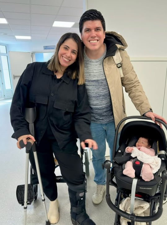 Los periodistas Gabriela Durán y Kevin Barrantes junto a su hija Victoria.