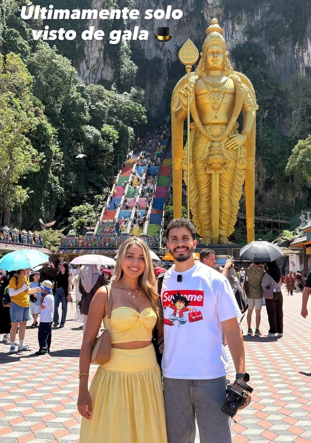 Araya Vlogs y Fabiola Leitón aparecieron juntos en una fotografía compartida por el creador de contenido desde Malasia.